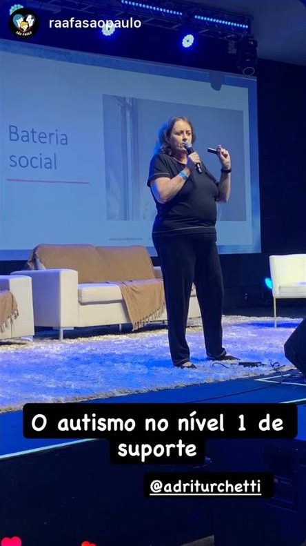 Adriana Turchetti palestrando sobre bateria social no autismo
